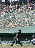 Audience gathers to see Matsui at Giants camp