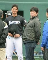 Ex-major leaguer Nomo meets Nippon Ham's Otani