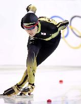 Japanese skater Hozumi in 3,000-meter race at Sochi
