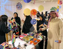 Visitors show interest in Japanese goods at fair in Saudi Arabia