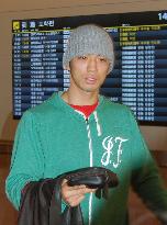 Boxer Murata returns to Japan after training in U.S.