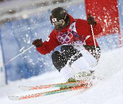 Endo advances to moguls final round