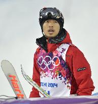 Endo advances to moguls final round