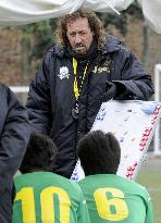 FC Gifu new manager Ramos lectures players