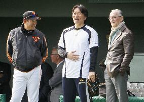 Ex-Giants manager Nagashima visits team's training camp