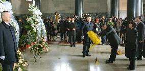 Taiwan cross-strait negotiator visits Sun Yat-sen's tomb