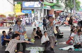 Women dance in Bangkok street