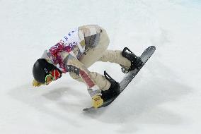 White loses balance in men's snowboard halfpipe final