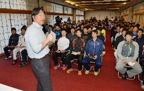 Matsui gives lecture to Giants players in spring camp