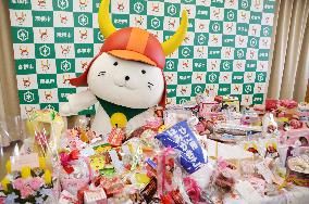 'Hikonyan' mascot gets 305 Valentine chocolate packs