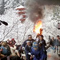 Pre-spring fire festival takes place in western Japan