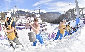 Sochi Olympic staffers work in warm sunshine
