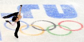 Figure skater Hanyu performs spin in free program at Sochi