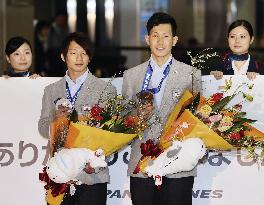 Pair of Japanese teenage snowboard medalists return home