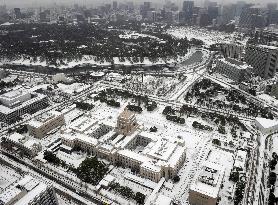 Heavy snow continues to fall in eastern Japan