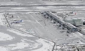 Heavy snow continues to fall in eastern Japan