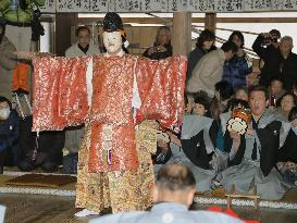 Noh tradition performed at shrine in Fukui Pref.