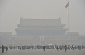 Heavy smog shrouds Beijing's Tiananmen Square