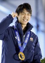 Hanyu receives gold medal at ceremony in Sochi