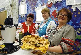 Russian women provide tea, cookies to media at Sochi