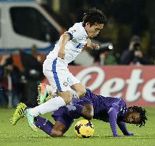 Nagatomo tussles for ball in Inter Milan's win over Fiorentina