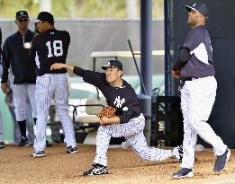 Tanaka kicks off his first spring in majors