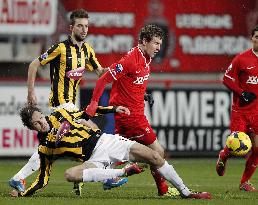 Havenaar struggles for ball in Vitesse's loss to Twente
