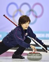 Japan's Ogasawara against China in women's curling