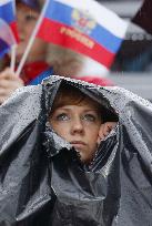 Woman uses bag as makeshift raincoat to see Nordic combined