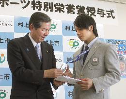 Hirano shows hometown mayor silver medal from Sochi Games