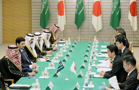 Japan PM Abe meets with Saudi crown prince