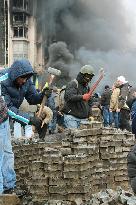 Police, anti-gov't protesters clash in Ukraine