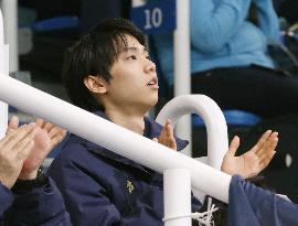 Hanyu watches Asada's free skating in Sochi