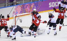 Canada wins gold in women's ice hockey