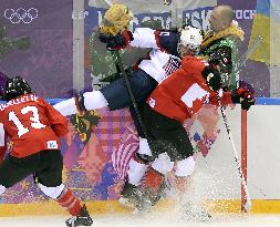 Canada, U.S. clash in women's ice hockey final at Sochi