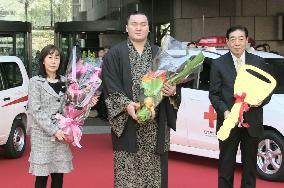 Hakuho presents blood-donation car to Red Cross