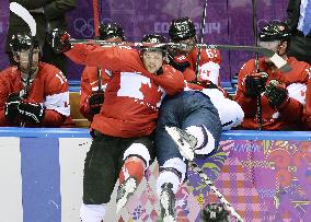 Canada advances to gold medal game in men's ice hockey