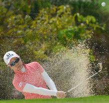 Japan's Higa shoots from bunker at golf tourney in Thailand