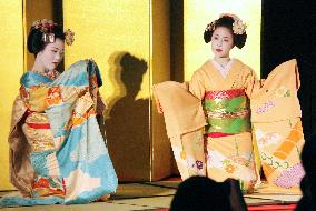 Japanese 'maiko' dancers perform in India