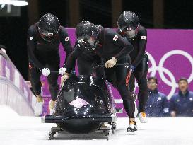 Team Japan starts men's bobsleigh race in Sochi