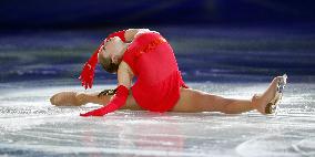 Russian Lipnitskaia shows flexibility at figure skating show