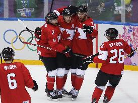 Canada's Toews celebrates goal in ice hockey final
