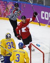 Canada's Kunitz scores in men's ice hockey final