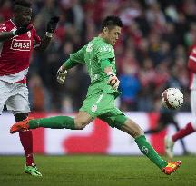 Kawashima plays in Standard's match against Gent