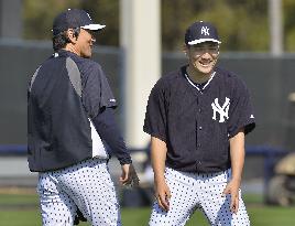 Yankees' Tanaka chats with ex-MLB player Matsui at camp
