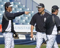 Ex-MLB player Matsui chats with Yankees' rookie Tanaka at camp