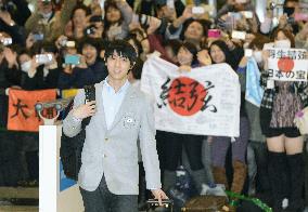 Japanese skaters return from Sochi