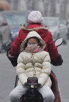 Heavy smog continues enveloping Beijing