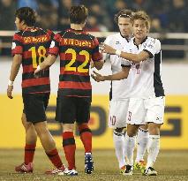 C. Osaka's Kakitani, Forlan shake hands with Pohang players