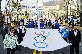 Olympic Flag arrives in S. Korea for 2018 Winter Olympics